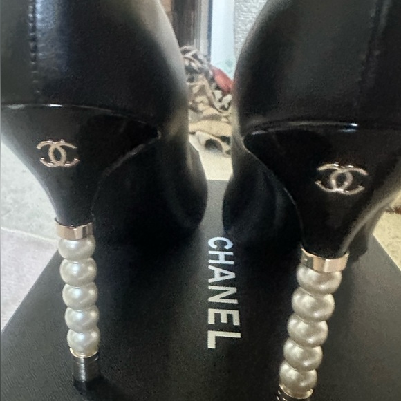 Chanel 2020 cap-toe lamb skin pumps with pearl heel (new in box) sz. 41 - Picture 2 of 6
